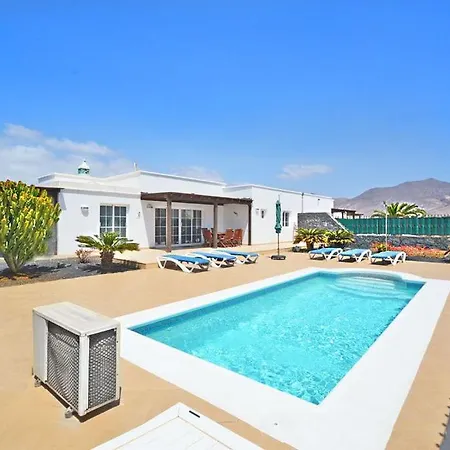 Playa Blanca Sleeps 7 With Pool And Wifi וילה